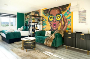 Luxury Apartment, SHOPPING CENTRE,FREE CAR PARK 3x SPACE, SAUNA, PINBALL GAMING MACHINE, Double or Single beds, BALCONY, COMMUNAL GARDEN AREA, CONTRACTORS WELCOME-HAVEN4u
